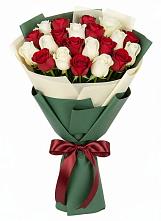 Букет Микс из красных и белых роз в Дмитриевском Республики Адыгея