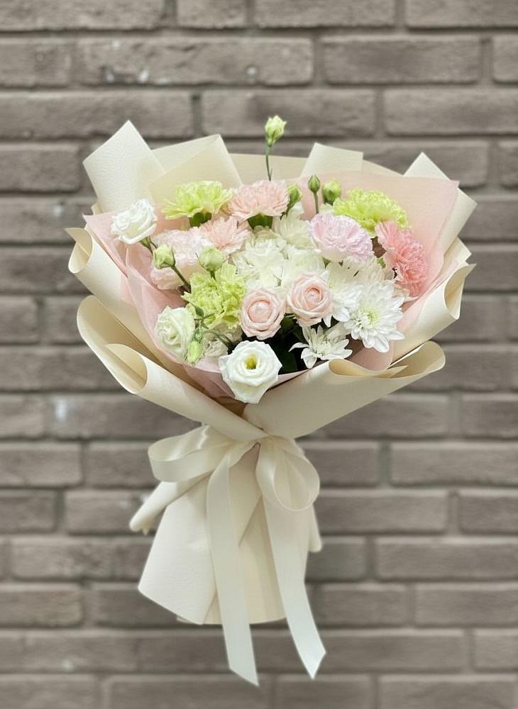 Букет цветов из: Гвоздики, Розы, Лизиантусы и Хризантемы в Дмитриевском Республики Адыгея