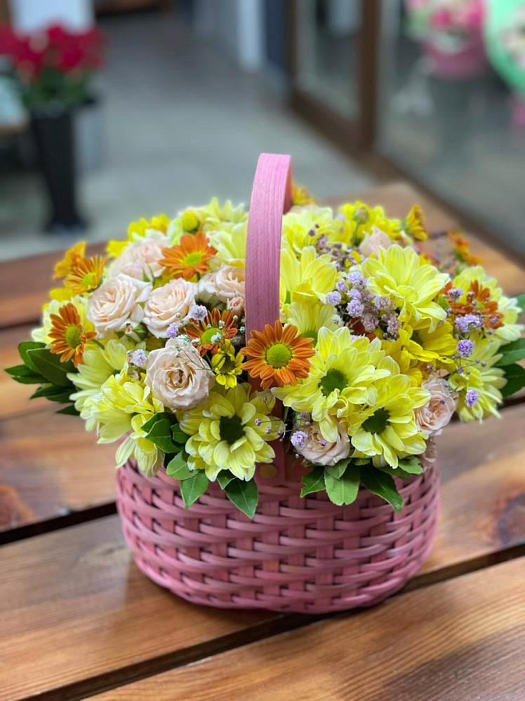 Цветочная композиция из Хризантемы и Розы в корзине в Дмитриевском Республики Адыгея