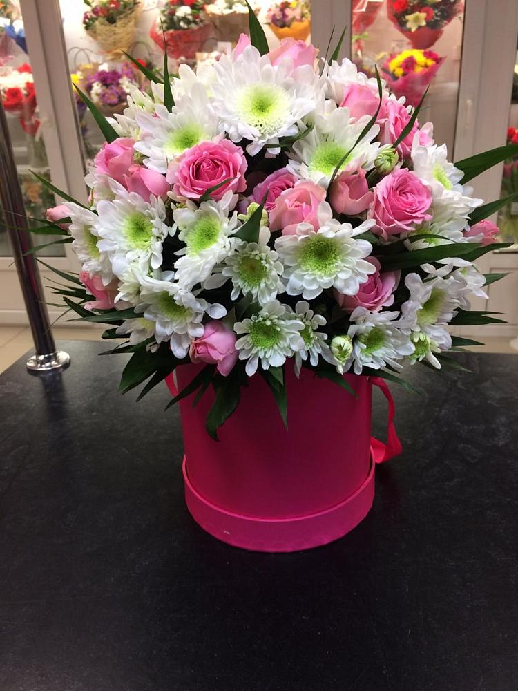 Цветочная композиция из Розы и Хризантемы в шляпной коробке в Дмитриевском Республики Адыгея