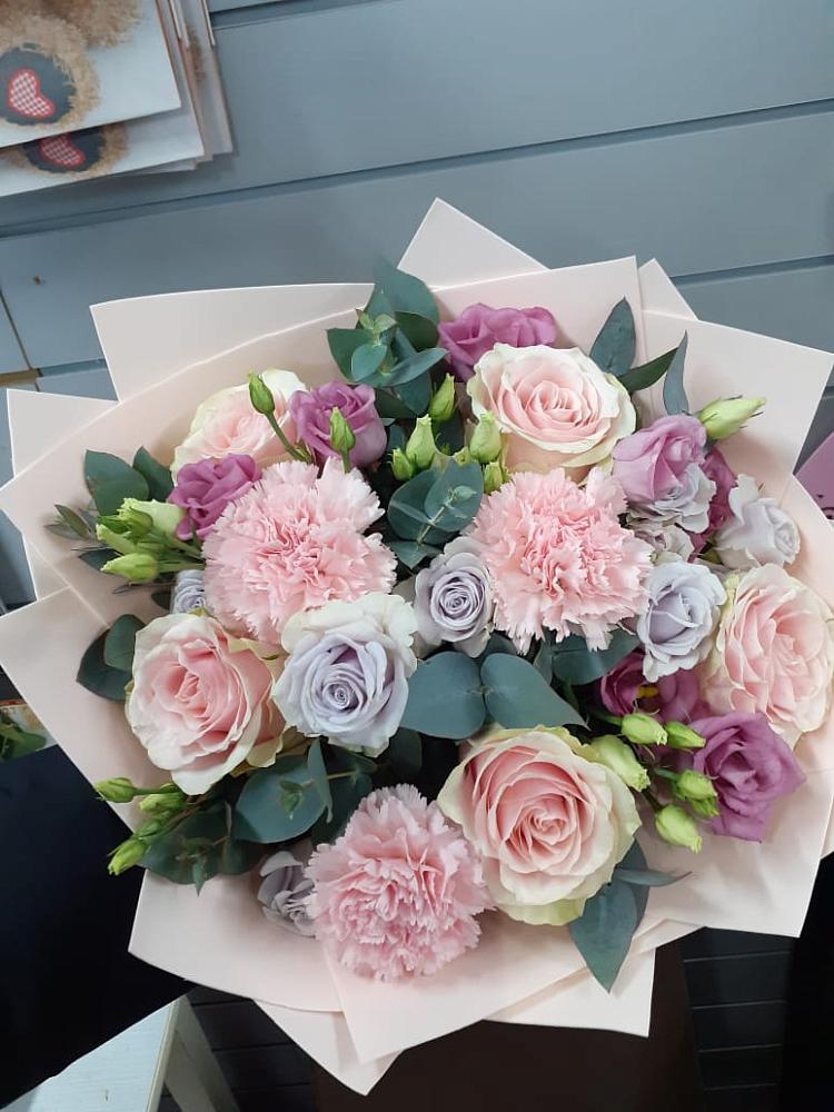 Букет цветов из: Розы, Гвоздики и Лизиантусы в Дмитриевском Республики Адыгея