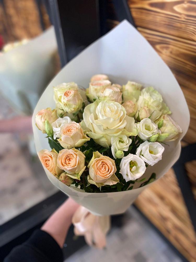 Букет цветов из: Розы и Лизиантусы в Дмитриевском Республики Адыгея